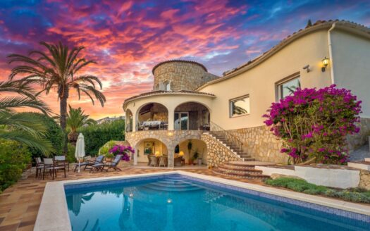 Charming Mediterranean Villa with Mountain Views – For Sale in Altea La Vella