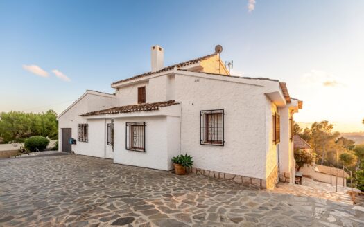 Charming Mediterranean Villa with Mountain Views – For Sale in Altea La Vella