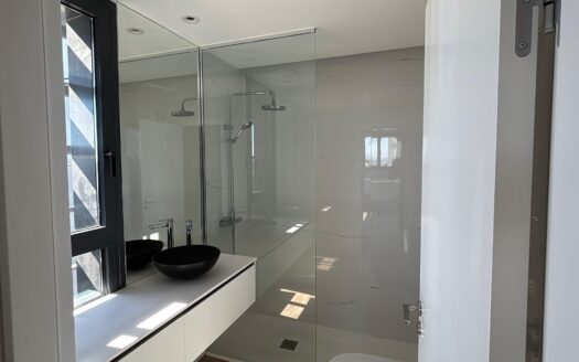 Modern 2-Bedroom Corner Apartment with Panoramic Views – 16th Floor, Skyline 161, Madrid
